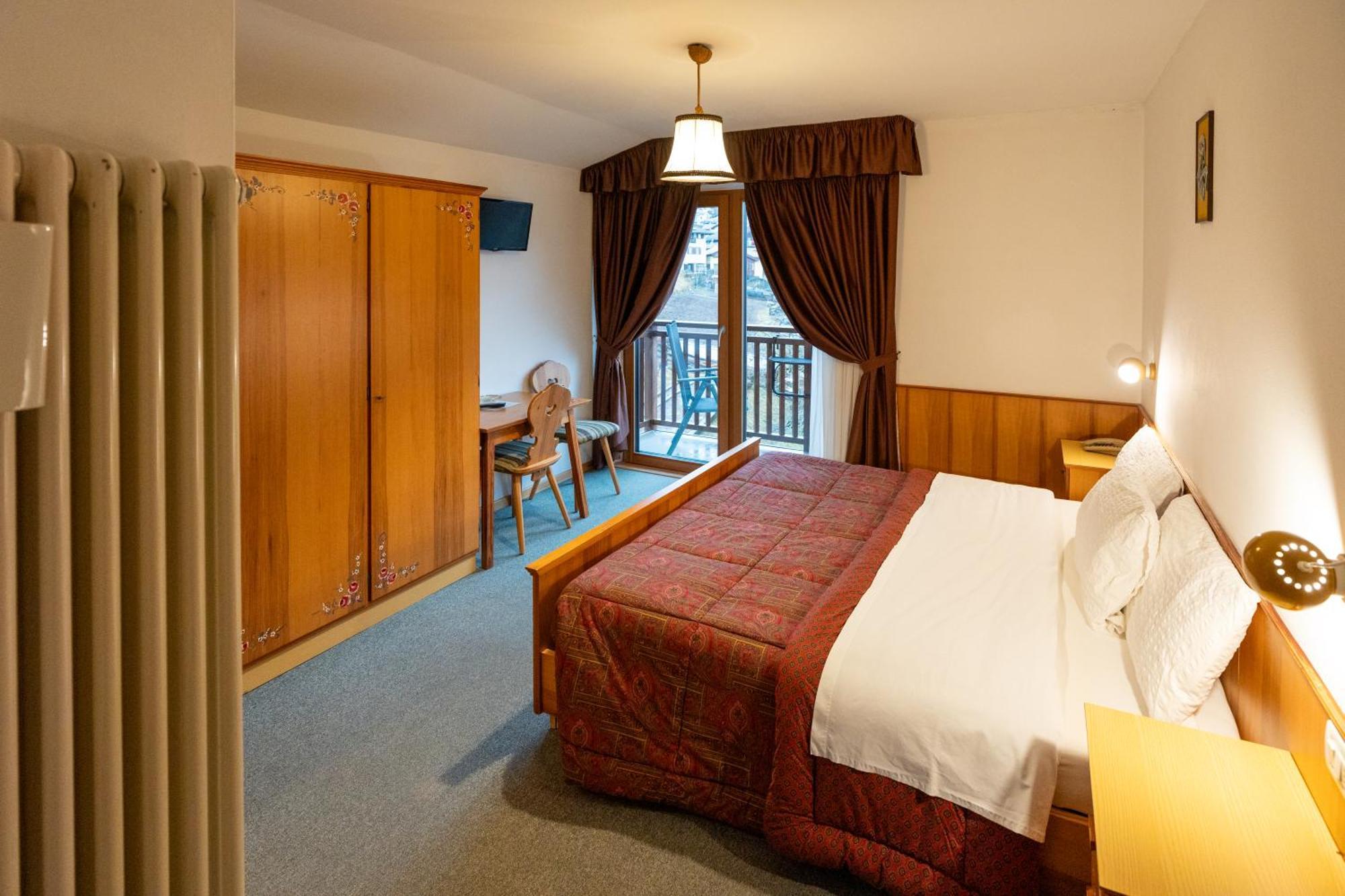 Albergo Pensione Serenetta วาเรนา ภายนอก รูปภาพ