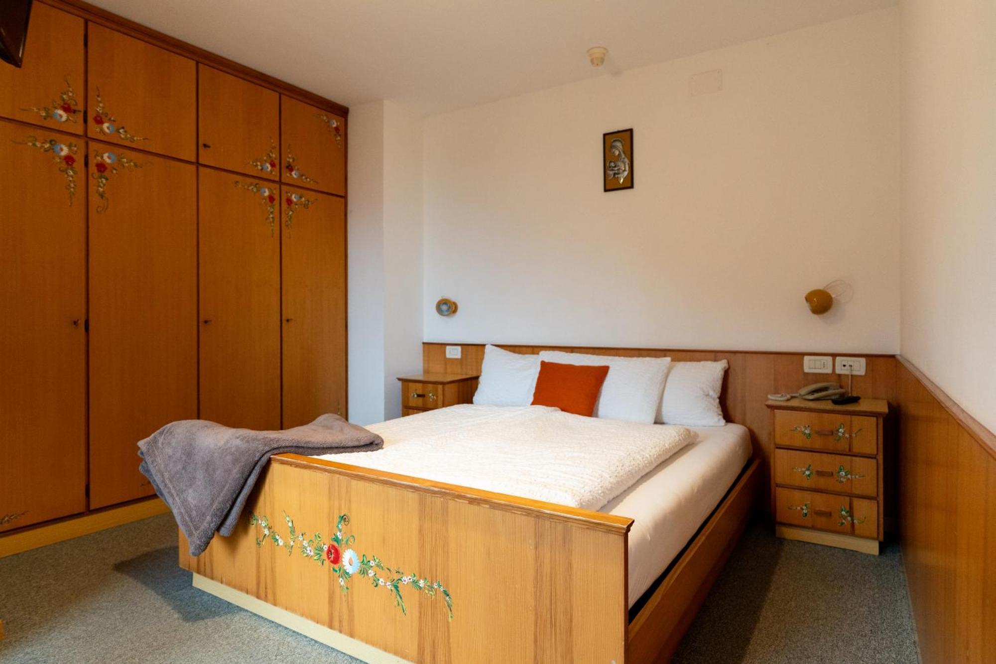 Albergo Pensione Serenetta วาเรนา ภายนอก รูปภาพ
